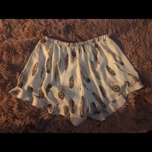 Boutique feather design flounce shorts